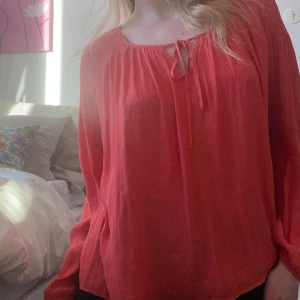 Blus  - Blus från Bershka! Färgen är korall, Frakt tillkommer