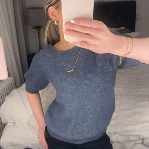 Stickad t shirt/blus - Säljer denna snygga stickade t-shirten/blusen från Vero Moda. Knappt använd, är som ny🥰
