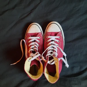 Vinröda Converse! - Vinröda converse med vita detaljer och skosnören i mycket gott skick! Använda typ en gång. Storlek 40<3. 