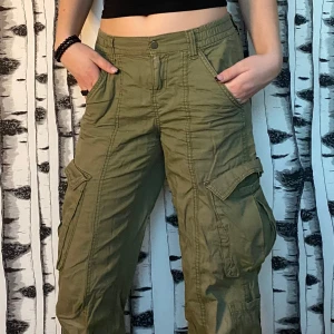 Gröna cragobyxor - Gröna cargobyxor från HM i tunnare material och lägre midja. Jättefina dock passar inte min nuvarande stil💕☺️