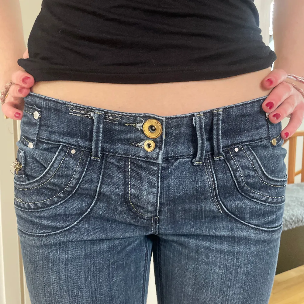 Gamla vintage jeans från river island! Midjemått: 40cm, innerbensmått: 78cm, benvidd nertill: 23 cm. Jeans & Byxor.