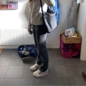 lågmidjade jeans - säljer då de är lite små för mig! fint skick och så snygga, perfekt färg!💓