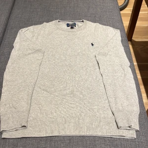 Ralph lauren tröja  - Jätte fin långärmad Ralph Lauren tröja. I topp skick. Storleken som står är xl men då i barn storlekar. Skulle säga att den passar xs och S kanske M 