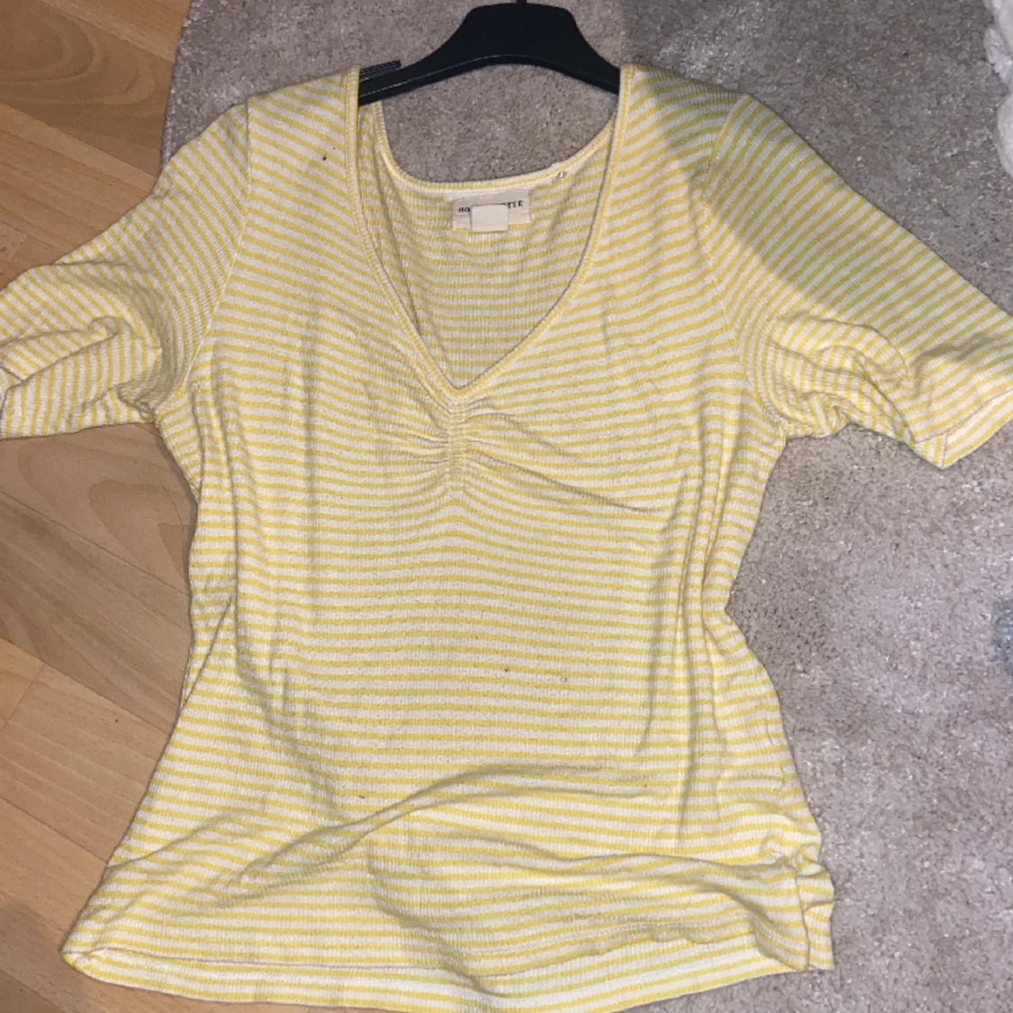 Gul randig tröja