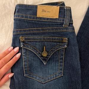 Sjuuukt snygga & trendiga bootcut jeans med en låg midja, köpta vintage men måste tyvärr sälja de då de är för små för mig😭💋 normala i storlek!