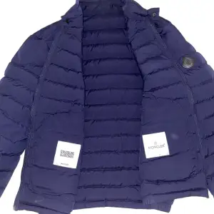 Moncler dunjacka  Storlek 2 / S-M Äkta såklart och använd endast denna säsong. Skick 8,5/10, säljes pga för liten Bara höra av sig vid frågor!