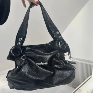 Handväska - Säljer denna fina väska som jag köpt här på plick. Säljer då den inte längre kommer till använding då jag har andra liknande💕(lånade bilder)