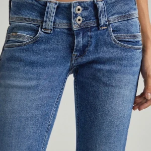  snygga pepe jeans - Säljer mina peppe jeans i nyskick, de är lite långa på min som är ungefär 160.  Super snygga och lätta och styla!! Bara att dm:a vid frågor eller funderingar!💕 Pris kan alltid diskuteras!