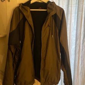 En as snygg Jordan regnjacka😍 - Jag säljer en jättenajs Jordan regnjacka i storlek M, dock lite liten i storlek och rymmer dig som är mindre i storlek också. Perfekt ifall du vill vara snygg när det regnar😉 För mer info kontakta gärna mig!💞