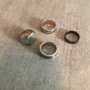 Ringar - Säljer lite olika ringar dom är använd väldigt få gånger, storlek 20 på silver färgade ringarna och storlek 18 på den svarta 50kr per ring eller alla för 160kr