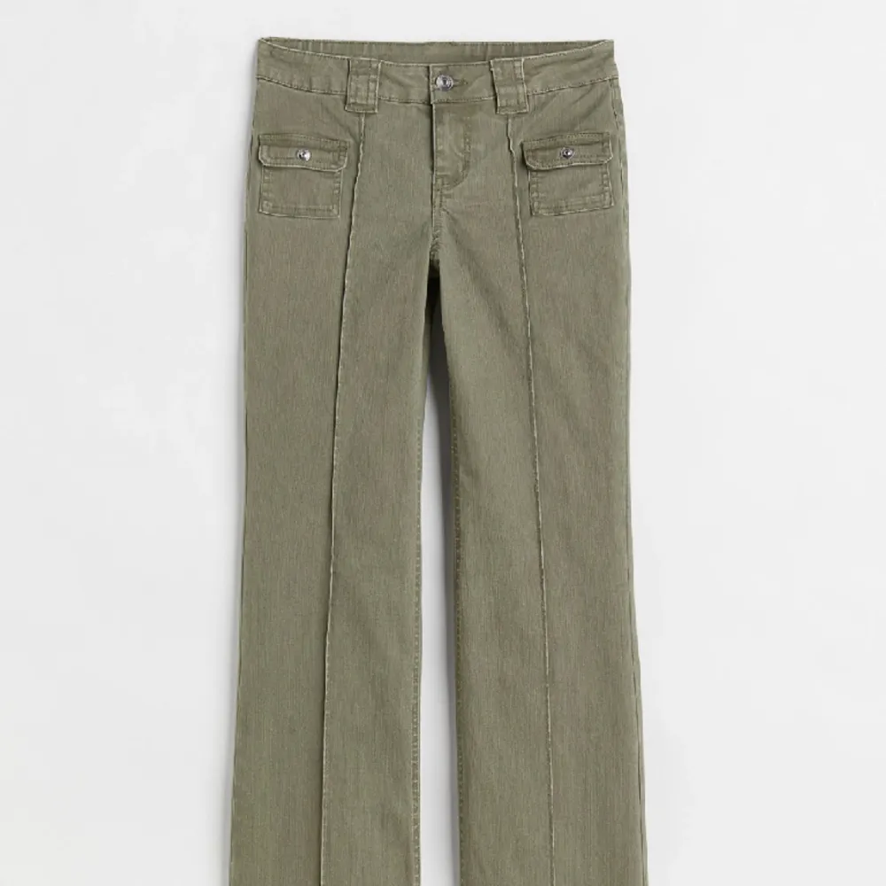 Säljer mina helt slutsålda jeans/byxor från HM, de är små i storleken. Har även beigea om så önskas. ❤️. Jeans & Byxor.