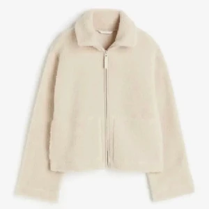 Jacka  - Säljer denna jätte snygga å populära jackan som jag har i storlek L tycker den passar jätte bra då den är väldigt kort i modellen å brukar ha storlek s elr m 