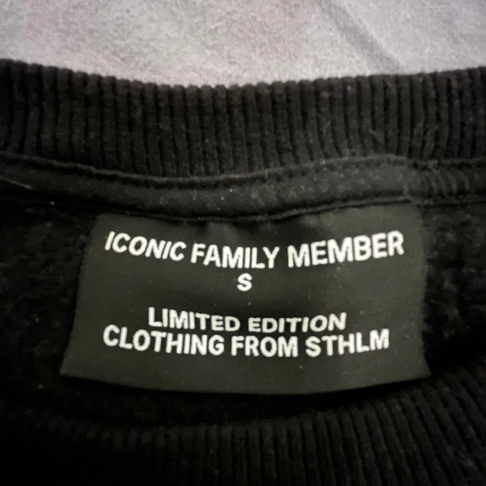En limiterad tröja från icons living som säljs nu då den inte används längre. Skicket är bra 7/10.. Tröjor & Koftor.