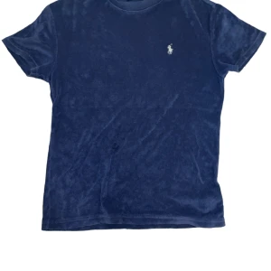 Polo Ralph Lauren T-shirt frotté  - Polo Ralph Lauren T-shirt i frotté. 9,5/10 skick. QR Koden fungerar. 1000 kr nypris 🔥🔥🔥
