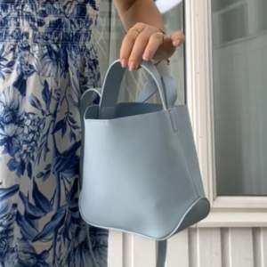 Tänkte sälja min ljusblå ”bucket” väska från ginatricot eftersom den inte kommer till användning. Bara använd fåtal gånger därav mycket bra skick. Köparen står för frakten❣️