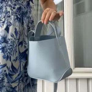 Tänkte sälja min ljusblå ”bucket” väska från ginatricot eftersom den inte kommer till användning. Bara använd fåtal gånger därav mycket bra skick. Köparen står för frakten❣️