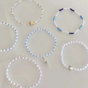 Armband  - Säljer dessa egentillverkade armbanden🌸Storleken väljer du själv. Armband med endast pärlor 30kr. Armband med pärlor och berlock 40kr. Betalning sker via swish, du står för frakten på 15kr🤗💕💕