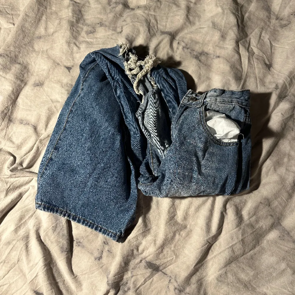 Jenas med hål. Säljer pågrund av att jag inte använder jeans så mycket och för att det inte riktigt är min stil. . Jeans & Byxor.