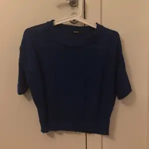 Stickad kortärmad tröja i fin royal blå färg