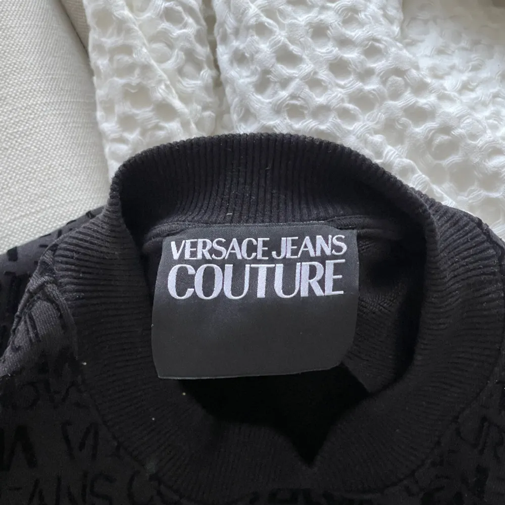 Jag säljer nu min Versace Sweatshirt i storlek M. Den är knappt använd. Den är hård i materialet så den håller en fin form.. Hoodies.