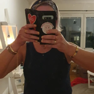 Blus/linne  - Jättefin mörkblå blus/linne. Spets framtill och lång dragkedja samt vanligt tyg i ryggen. Sparsamt använd.  Strl Medium 