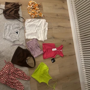 Toppar alla för 70kr - Alla passar xs-s endel helt oanvänd. Alla för 70kr plus en till topp som inte är med på bilden Vid köp av flera saker från min sida kan du få paket pris! 