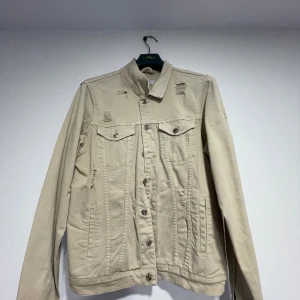 Just Junckies Jacka - Säljer en Just Junkies jacka som nästan aldrig är använd och är i storleken M. om ni undrar nåt så bara hör av er👌🏻