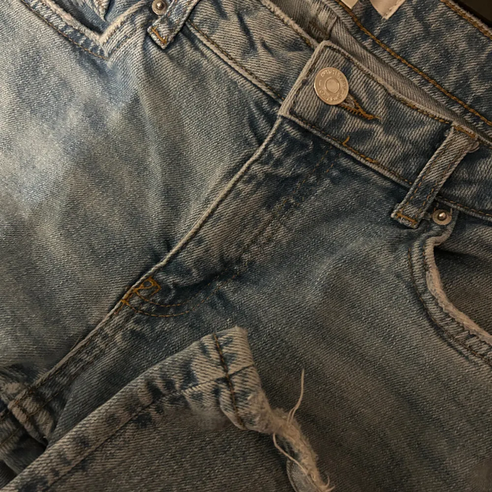 Low waist bootcut jeans, från Gina Young i storlek 158, använda sparsamt❤️ Hör av er vid mer bilder eller om ni har några frågor❣️❣️ Pris går att diskutera. Jeans & Byxor.