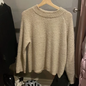 Stickad tröja  - Stickad tröja från only i fint skick i storlek L men passar S och M 