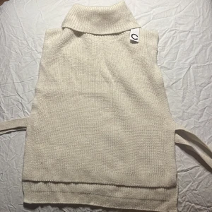 Stickad kofta/vest  - Aldrig använd, prislappen är även på🌸