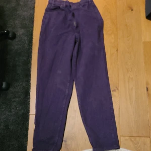 Baggy levis i lila färg - Sckiket är bra inga skador men allt bra för det mästa👍