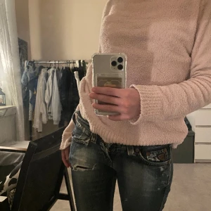 Low waist Lee jeans  - Sjukt fina Lee jeans! Modellen är bootcut low waisted, priset varierar, innerbenslängd: 77  SKRIV PRIVAT VID INTRESSE 