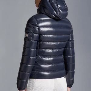 Moncler jacka - Säljer nu min as snygga moncler jacka i modellen ”bady down”. Säljer då jag tröttnat på den men e bara använd i ungefär en månad, inga defekter. Köpt på monclers hemsida. Ord pris 8400! Kvitto och äktehetsbevis finns o kan skicka egna bilder privat!❤️