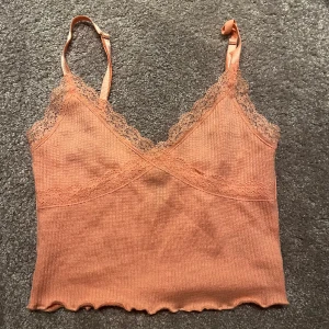 Spetslinne - Korallfärgat spetslinne från hm💞 superfint och i bra skick!