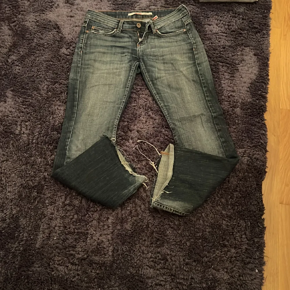 Jätte snygga Low waist vet inte riktigt vart dem är ifrån då jag har köpt dem på plick. ❤️ Jätte fint skick och inga defekter. ❤️. Jeans & Byxor.