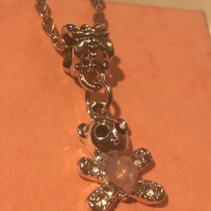 Halsband🫶🏼 - Hemmagjort halsband🤍 Denna berlock finns bara i silver, men kolla gärna in mina andra hemmagjorda halsband + armband så skulle jag BMI väldigt glad🤍Sen så ska jag skänka alla pengar till Cancerfonden❤️‍🩹