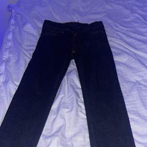 Nudie jeans. Helt nya tvättade 1 ggn. W29 L30. Mörkblå/svart. Köpta för. 1400 kr. Säljer för 950 inkl frakt.