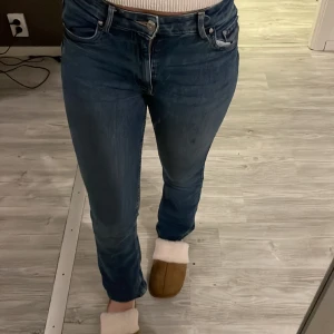 Blå bootcut jeans  - Bra skick, bekväma, FÖR TAJTA FÖR MIG SÅ DE SYNS INTE LIKA BOOTCUT SOM DE EGENTLIGEN ÄR!!! 