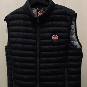 Colmar Väst  - Tja! Säljer min colmar väst Stl 48 Mörkblå, nypris runt 2000 Hör av dig vid frågor ! Pris kan diskuteras 