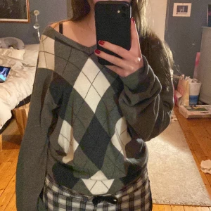 Tröja - Så gullig rutig tröja. Den är storlek XL, men är mindre i storleken. Köpt på second hand, men är i bra skick.