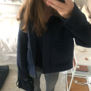 Mörkblå jacka/kappa - As snygg mörkblå kappa/jacka ifrån märket ”esprit” helt slutsåld och jätte populär❤️ knapparna har börjat åka av men de går att sy på enkelt om man själv känner för de, personligen tycker ja de är snyggare ändå att ha den öppen när man har på sig den!