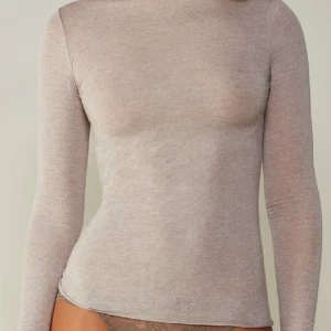 Intimissimi tröja - Säljer min intimissimi tröja i den populära modellen ”Boat Neck Ultralight tröja i modalkashmir” då den inte längre kommer till användning. Hör av er för fler bilder 🙌🏼🩷💓Orginalpris 449kr