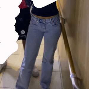 Säljer as snygga jeans från WEEKDAY i modellen arrow. Lowwaist med straight ben. Nypris 599, säljer för 400💓