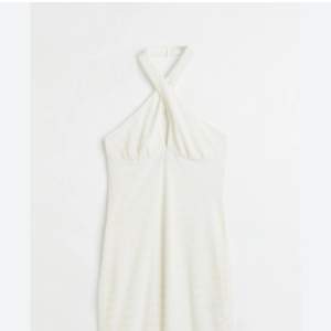 En vit klänning från H&M säljer för den är för liten för mig 💘💘pris kan diskuteras 