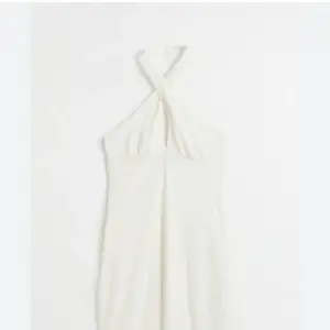 En vit klänning från H&M säljer för den är för liten för mig 💘💘pris kan diskuteras 