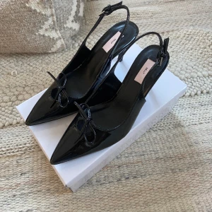 Klackar med rosett - Jättefina helt nya och oanvända klackar från Nelly.  Säljer då jag ångrade mig och missade sista returdagen haha 🙈  Nypris 549kr.