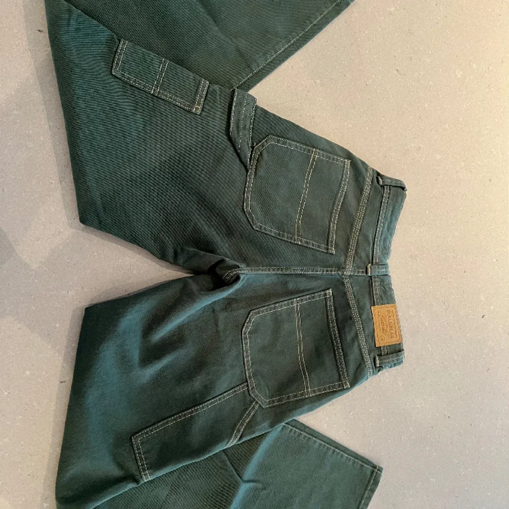 Skitsnygga olivgröna cargobyxor i denim. ✨Aldrig använda, bara testade. Nyskick och helt utan defekter.  Storlek : 32. Jeans & Byxor.