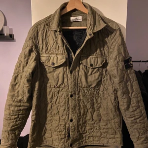 Stone island jacka - Säljer min Stone Island jacka då jag inte använder den längre, den är i bra kvalitet och väldigt fräsch.