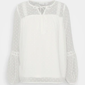 Vit blus - Så söt vit blus från VILA, endast använd ett fåtal gånger så i mycket bra skick!!💓blusen är i storlek M men passar även S!