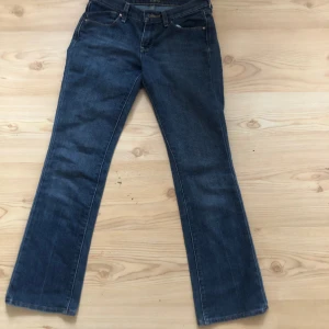 Bootcut jeans💗 - Säljer dessa döösnygga bootcutjeans, vintage med en så fin blå färg. Osäker på storleken då det inte står, men skulle absolut passa nån i storlek xs. Skriv för midjemått💗 köparen står för frakten🥰